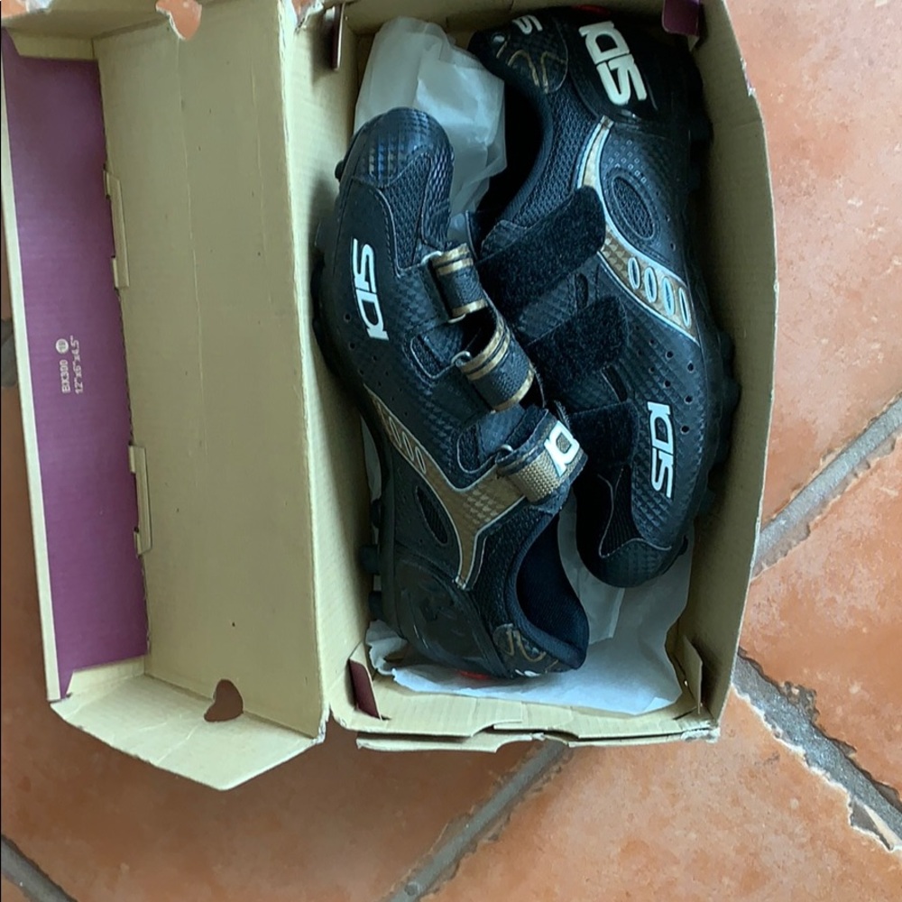 Cycling shoes